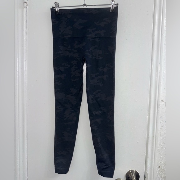 SPANX Look at Me Now Seamless Leggings, Black Camo size M - Picture 7 of 10
